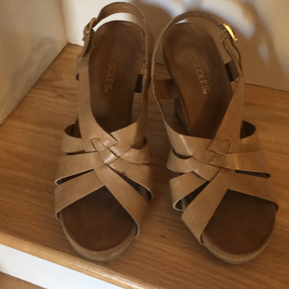 Aerosoles tan wedges size 8